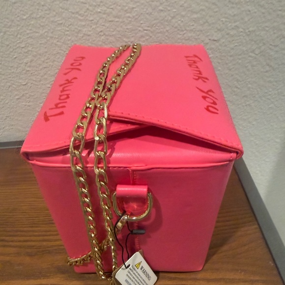 NWT Pink Takeout Box Crossbody Shoulder Bag with Gold Chain - Picture 3 of 7